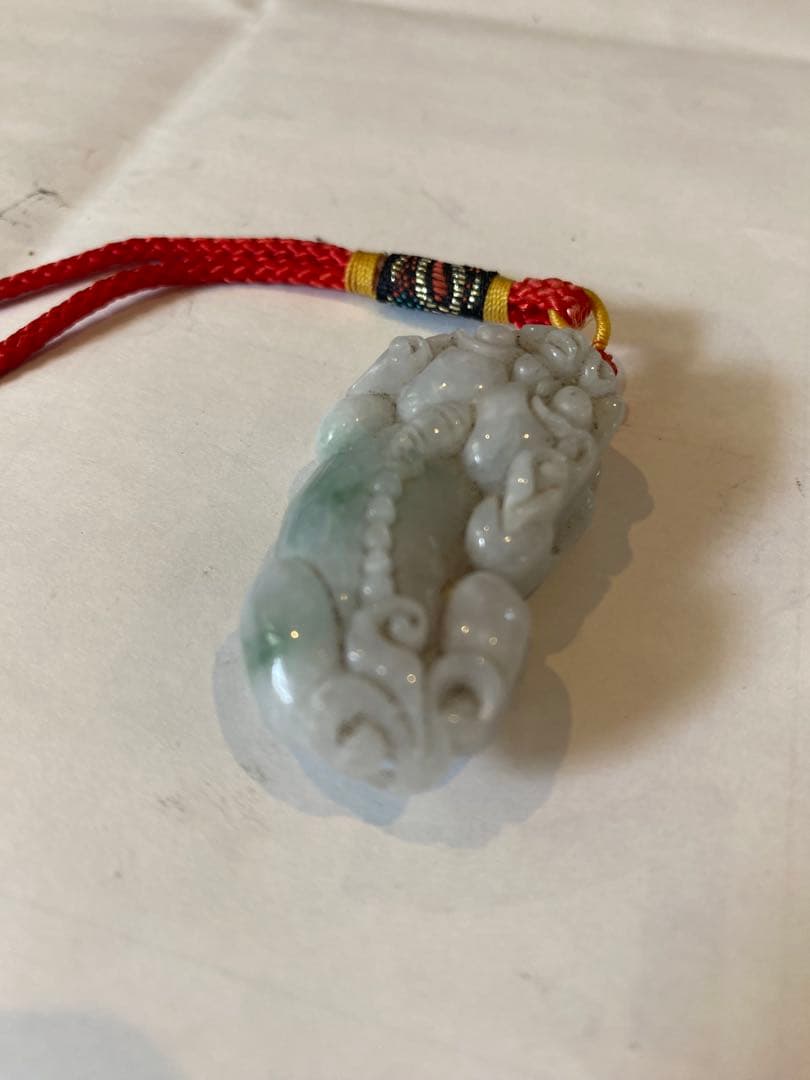 翡翠の動物彫刻ペンダント 赤いストラップ付き瑞兽彫刻1点25g TA1125