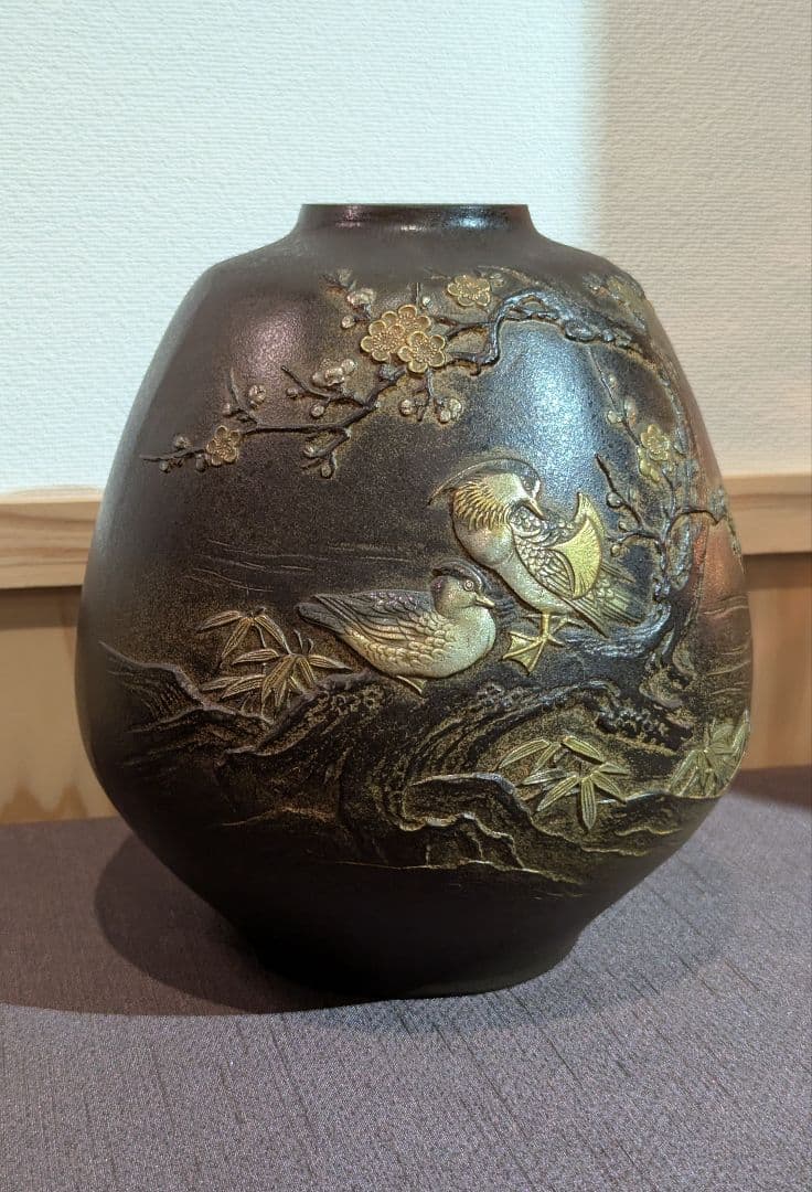 銅製 花瓶 瑞山銘 高肉彫 梅に双鳥文 高さ約22cm 重量約3.4kg