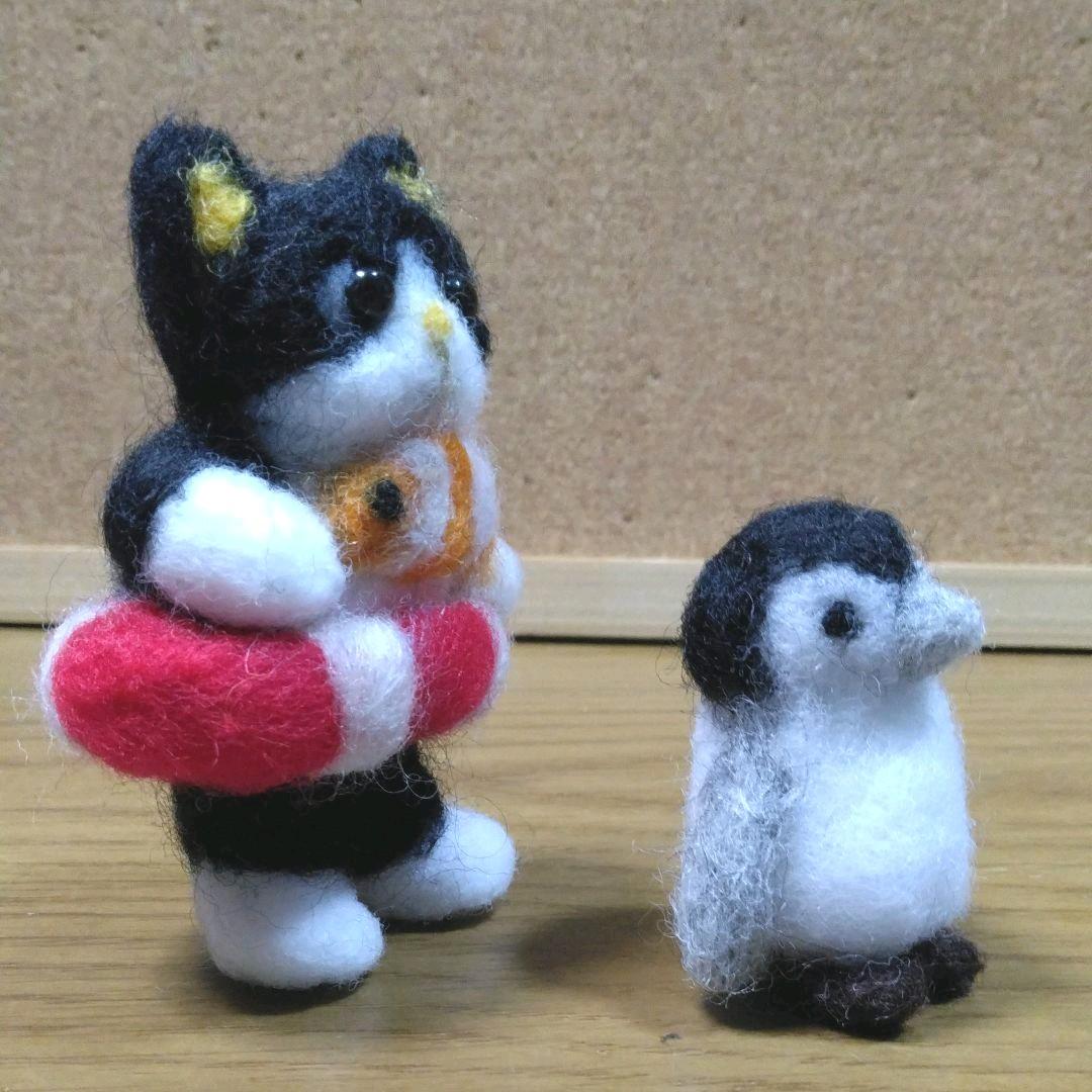 ハチワレネコとペンギン《羊毛フェルト》