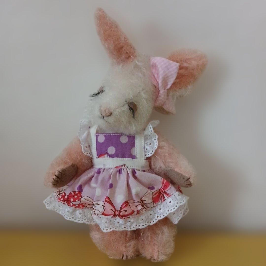 作家様　ウサギ　エプロンドレスのぬいぐるみ