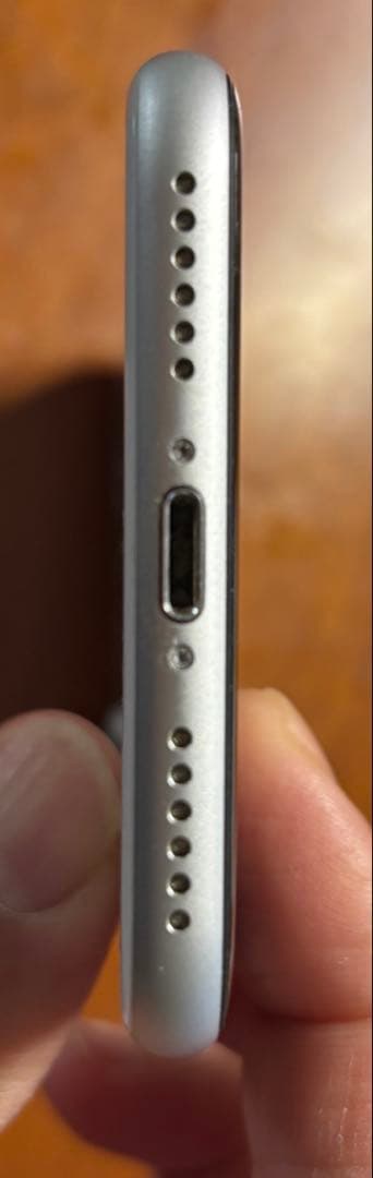 【美品】Apple iPhone SE 第２世代 ホワイト 本体【中古】