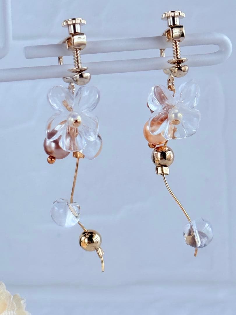 56：クリアフラワーとパールのイヤリングハンドメイド