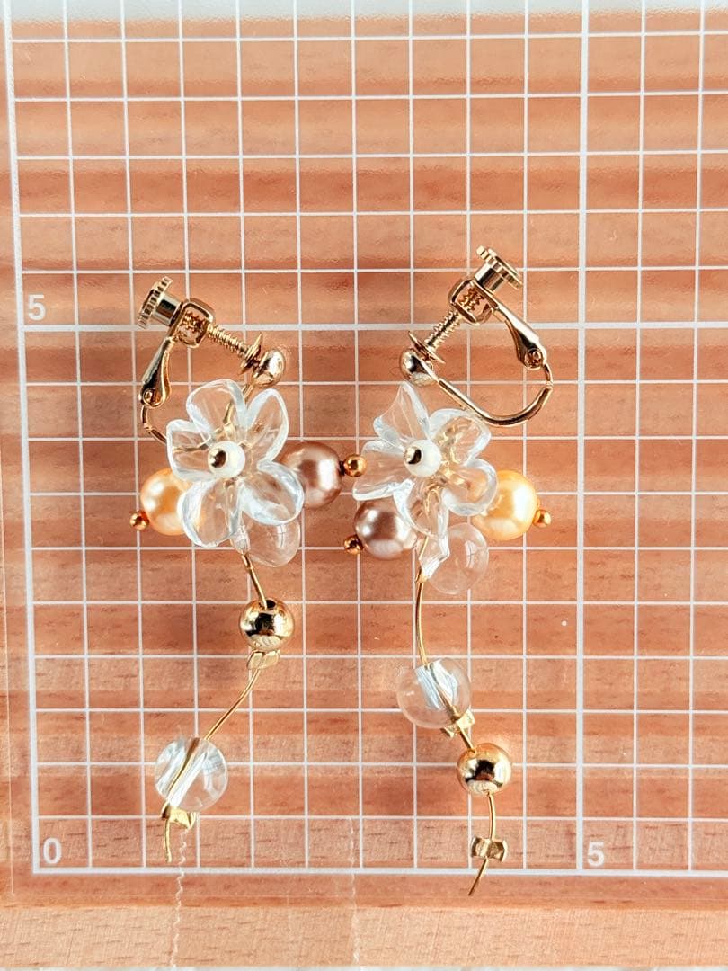 56：クリアフラワーとパールのイヤリングハンドメイド