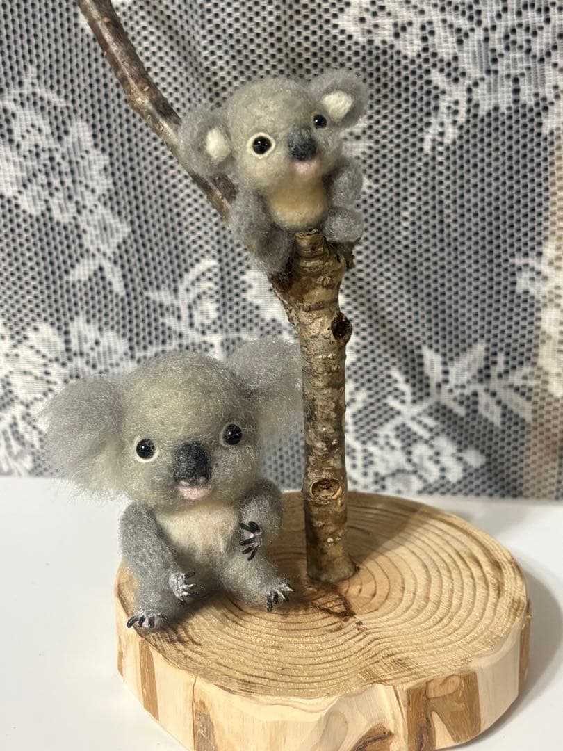 羊毛フェルト　ハンドメイド　ユーカリの木にコアラ　ぬいぐるみを添えて