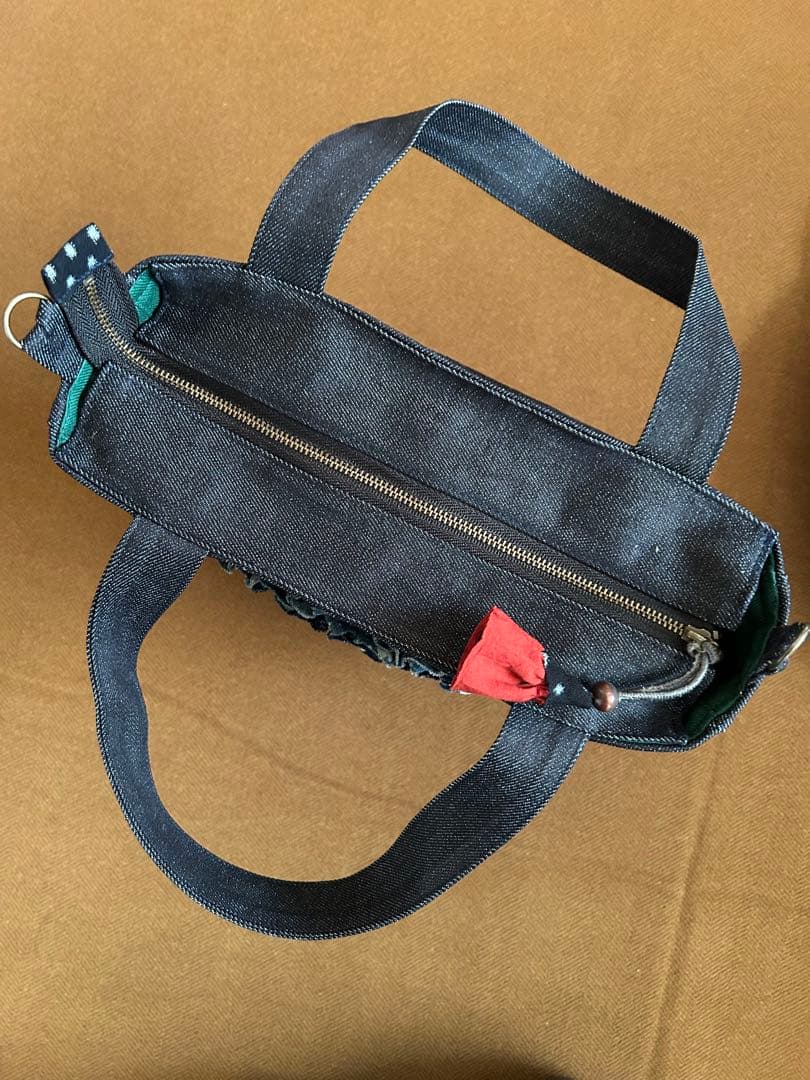 tosiです。岡山デニムと古布　渦巻きギャザーフリルトートバッグとブローチ