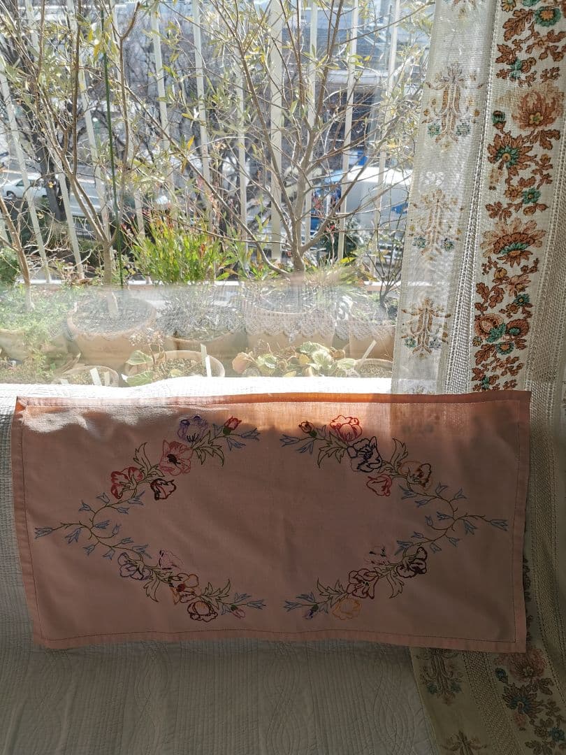 アンティーク フランス コーラルピンク 野の花の色糸刺繍 リネンクロスランナー