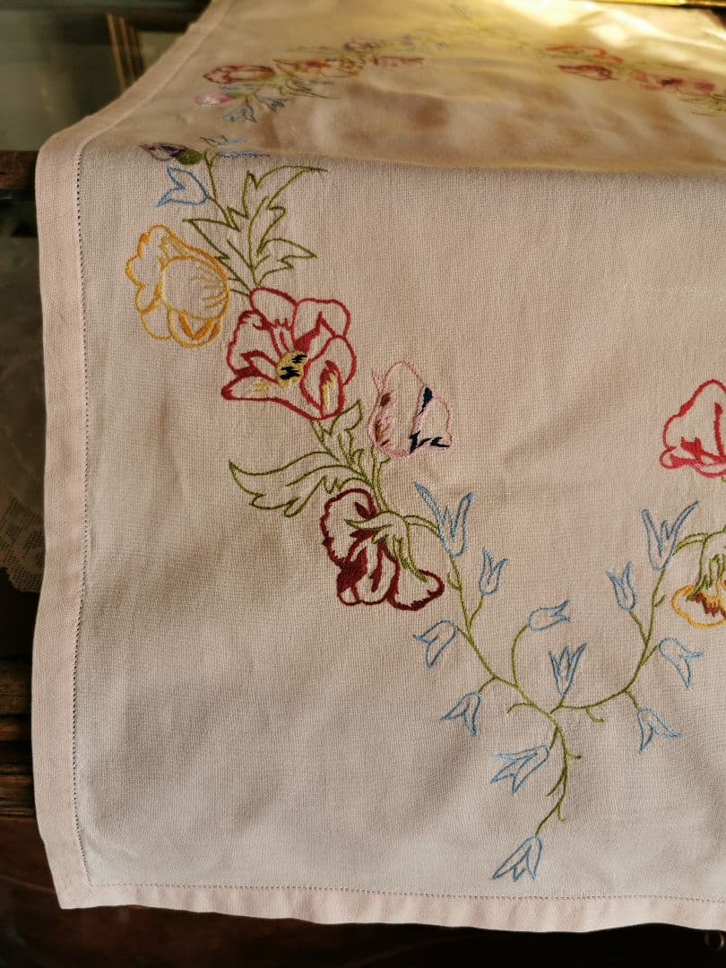 アンティーク フランス コーラルピンク 野の花の色糸刺繍 リネンクロスランナー
