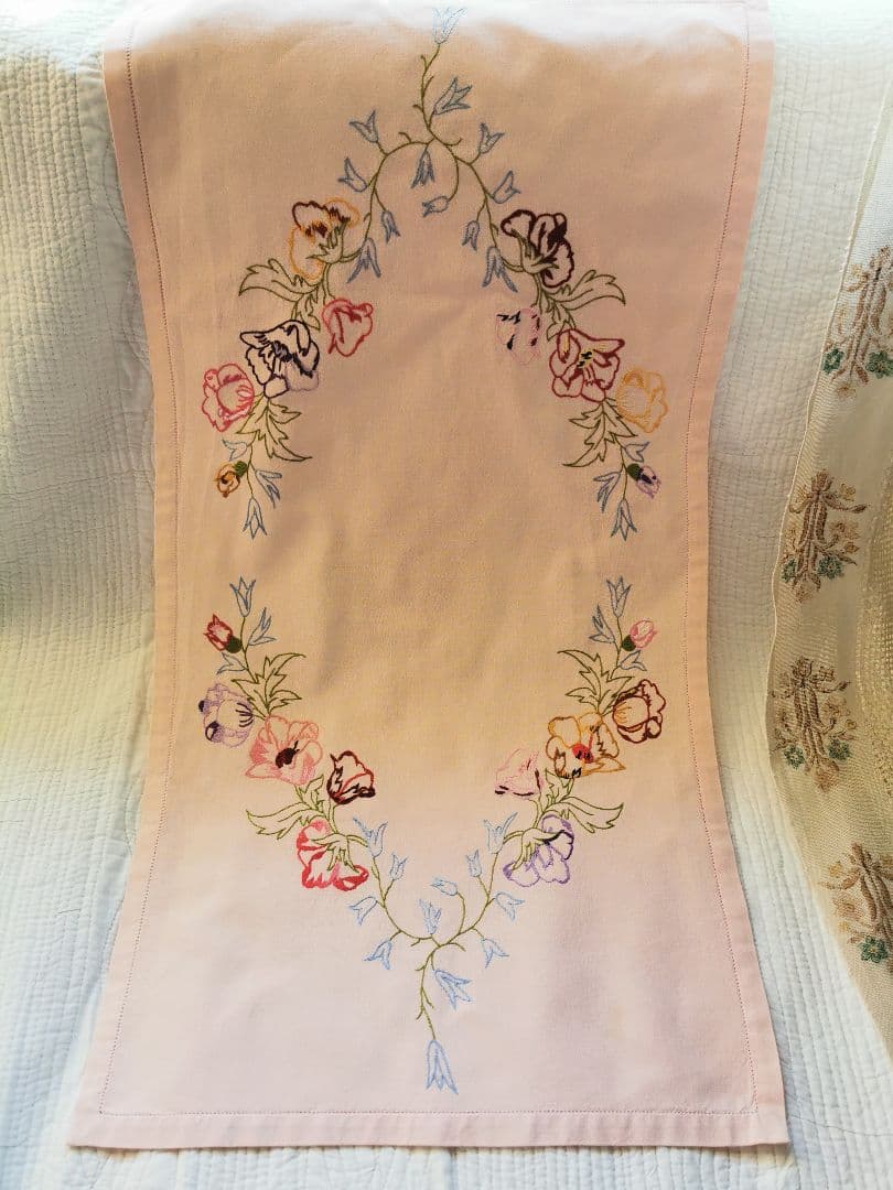 アンティーク フランス コーラルピンク 野の花の色糸刺繍 リネンクロスランナー