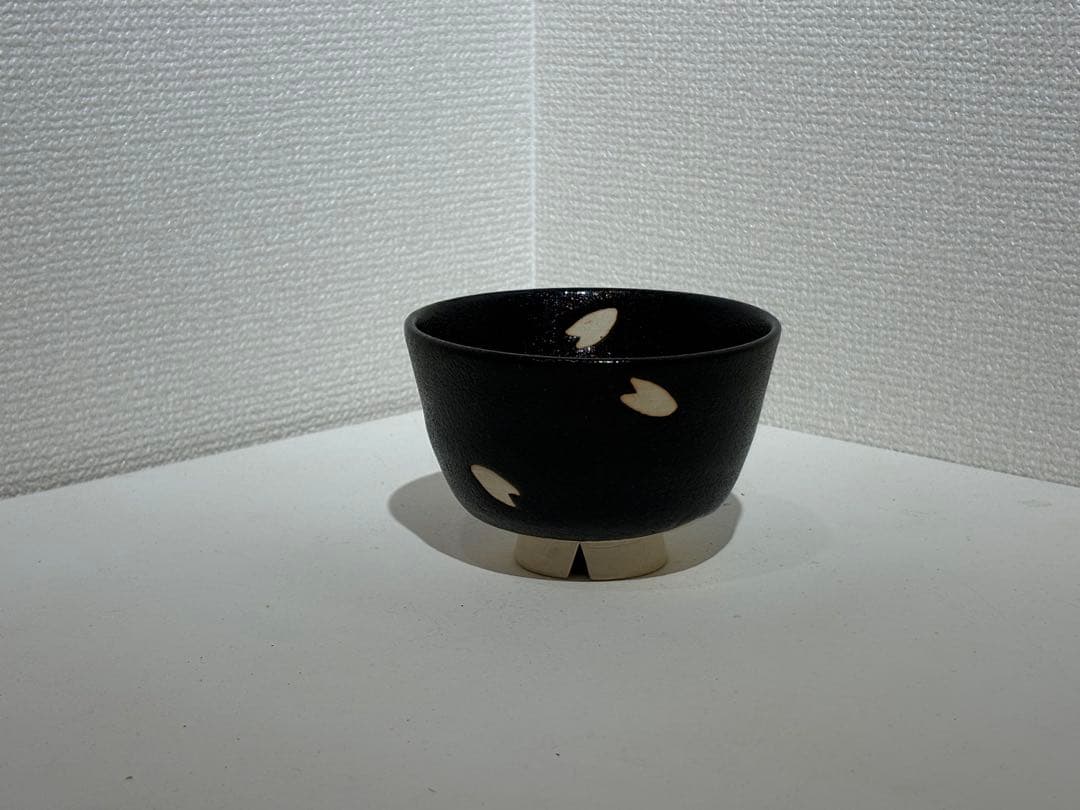 【兎月窯 杉浦芳樹 作 黒釉桜文 茶碗 共箱・栞付】