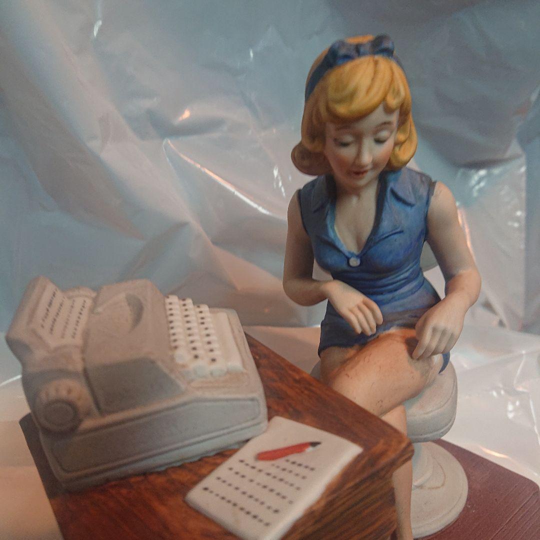1950～60年古き良き時代のアメリカの可愛い美人秘書のフィギュアだよ♪