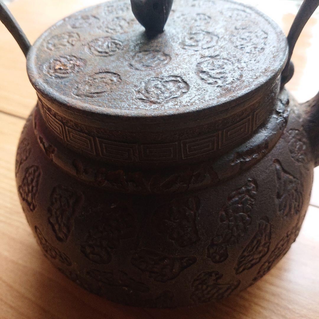 一品物。骨董品、鉄瓶 浮彫り模様