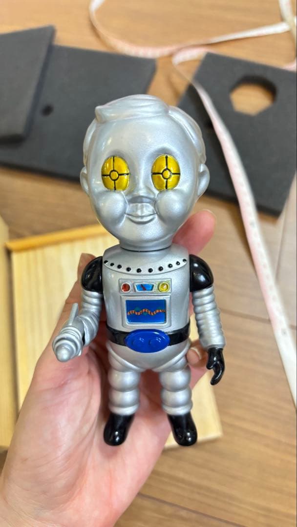 アートフィギュア 光る目 シルバー 約15cm