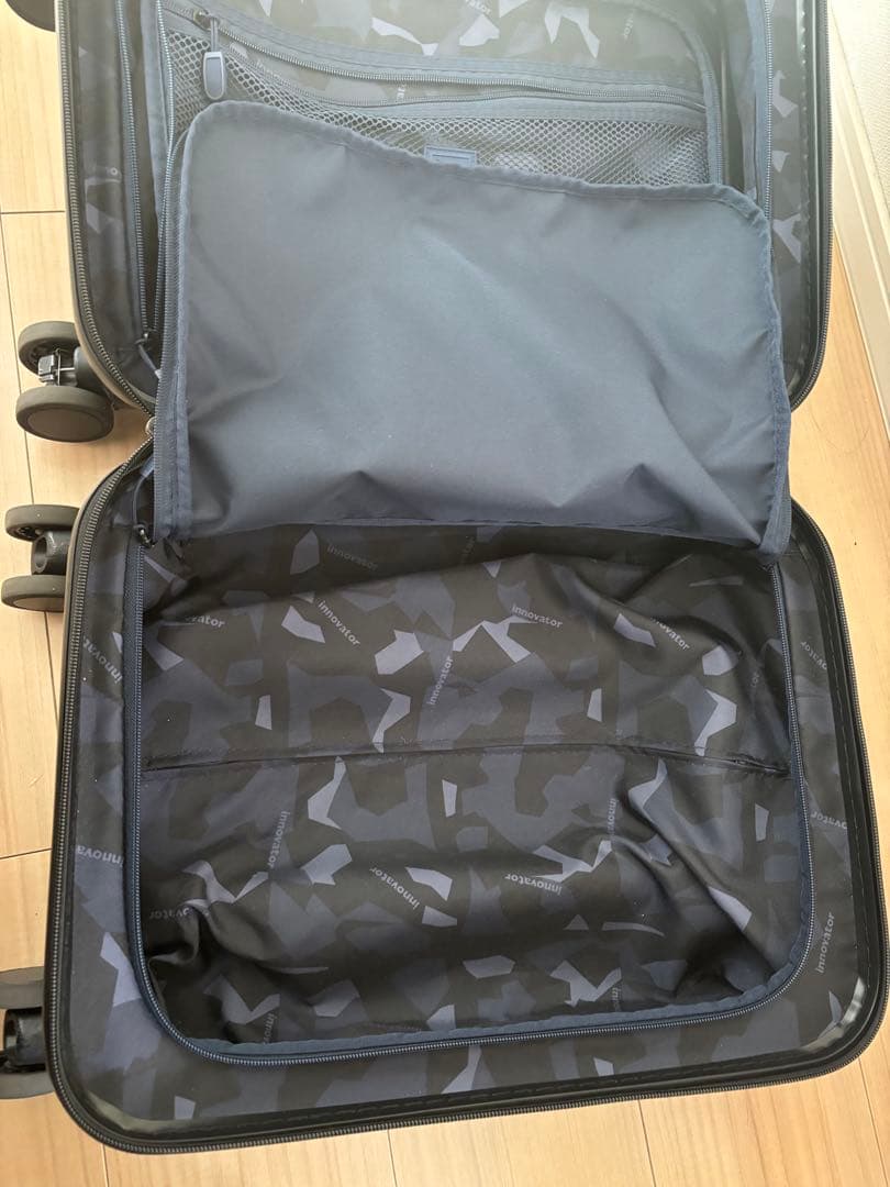 人気色　イノベーター キャリーバック　スーツケース 21L 機内持込OK 緑