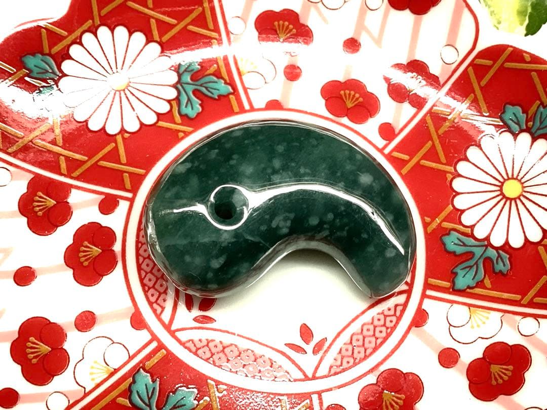 ✳premium 糸魚川翡翠翡翠勾玉　吉兆文様の雪輪　再結晶線入り御守りに‼️