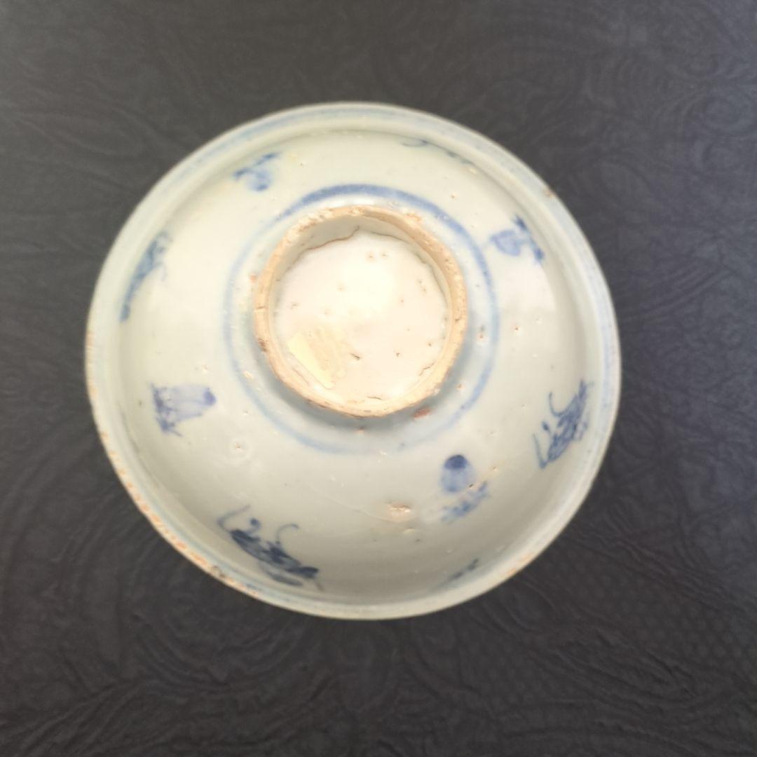 中国の青い絵柄の白磁茶碗