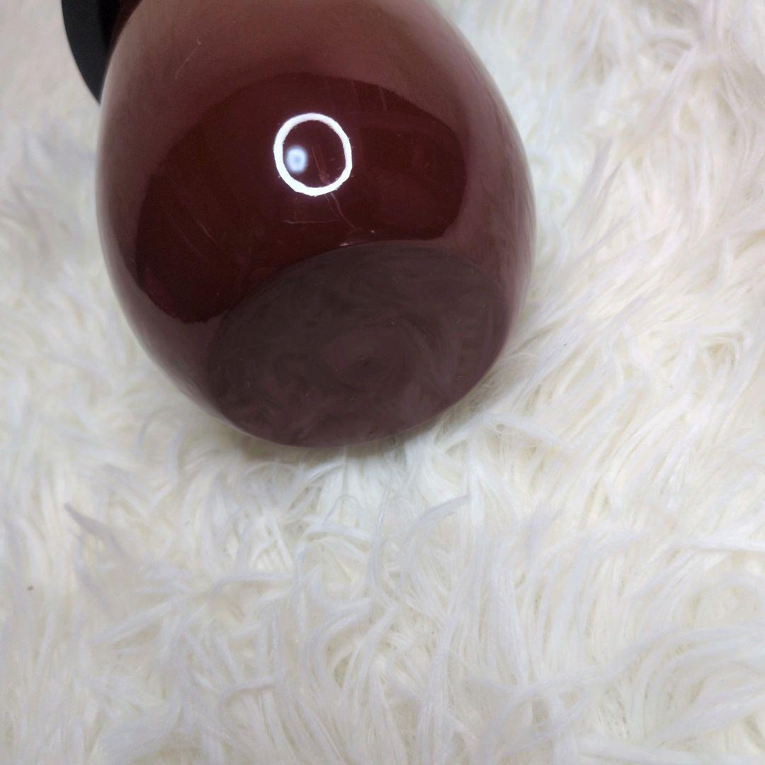 桃山 柳山作のこけしです。箱付き 落ち着いた木の風合いに、赤色の花模様