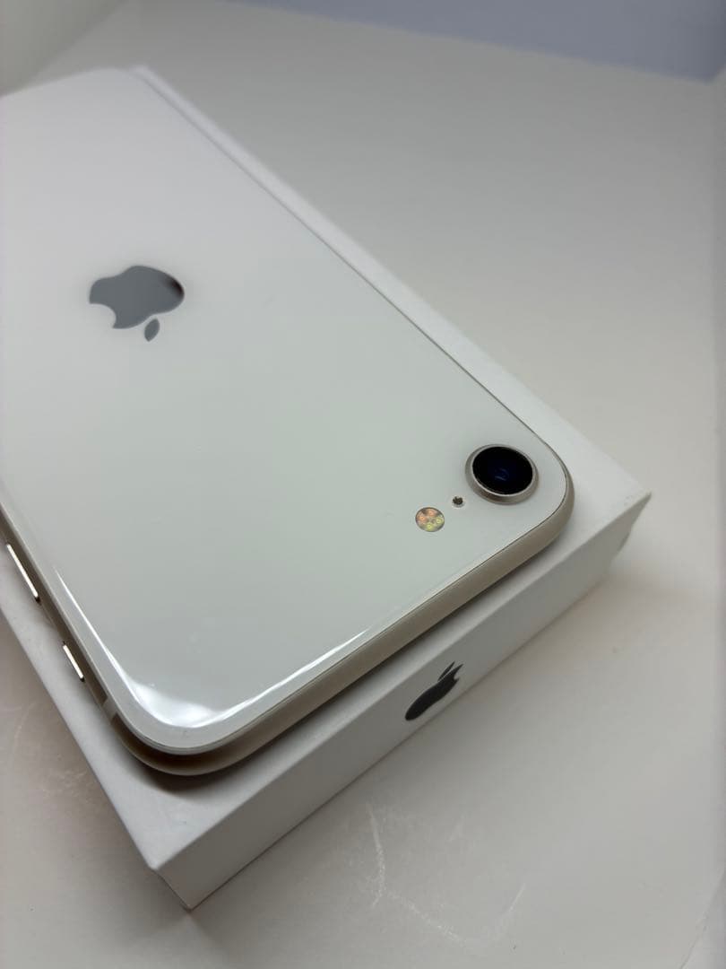 【極美品】iPhone SE3 128GB 白　SIMフリー　新品バッテリー