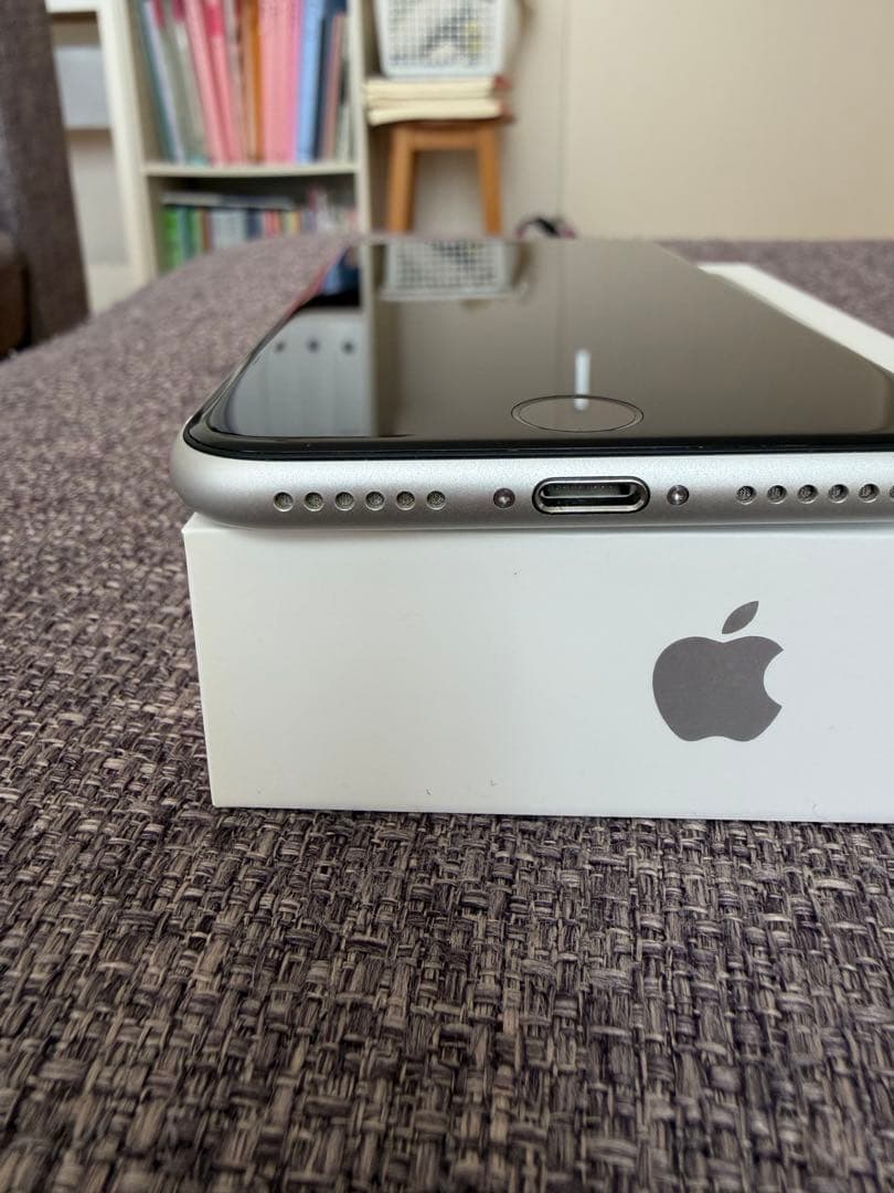 美品　iPhone SE2 128GB ホワイト SIMフリー
