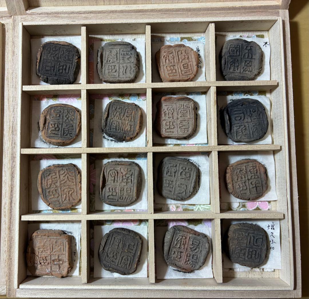 封泥？木箱入りコレクション 16個入りが4箱　計64個 割れ継ぎ補修品有り