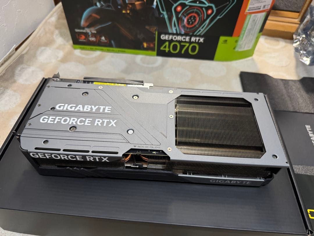 GIGABYTE GEFORCE RTX 4070 OC 本体