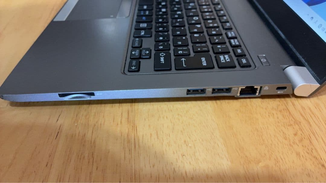 軽量薄型☆ dynabook R63　i3-4030U 8GB SSD128