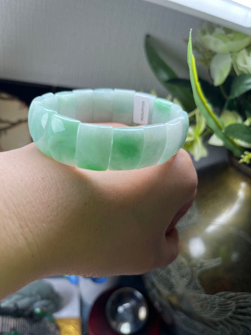 貴重品❣️ 美品❣️天然A貨翡翠　陽緑花柄入りブレスレットバングル　鑑定書付き