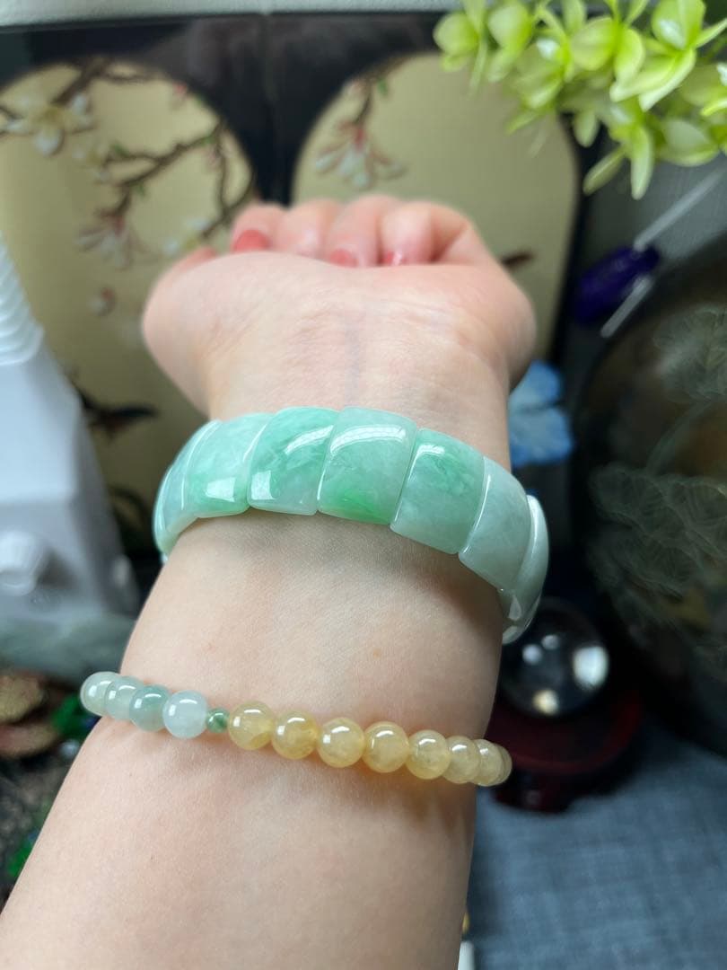 貴重品❣️ 美品❣️天然A貨翡翠　陽緑花柄入りブレスレットバングル　鑑定書付き