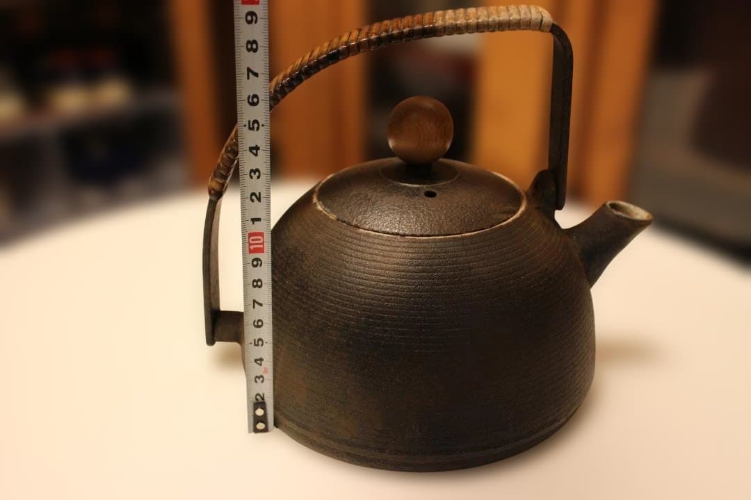 黒い鉄瓶 中型 木製持ち手
