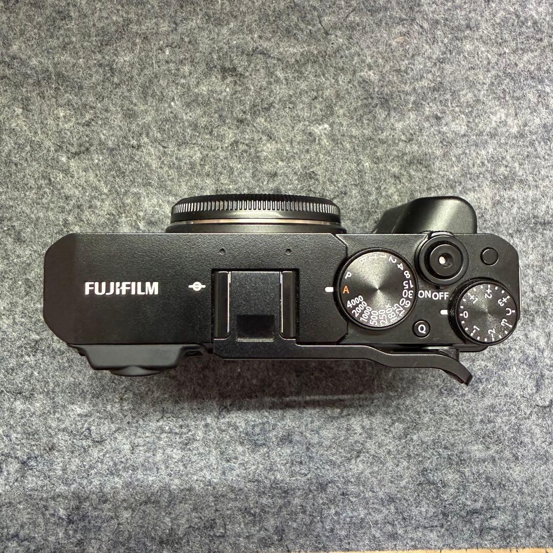 FUJIFILM X-E4 本体(純正サムレスト、サードパーティグリップ付き)