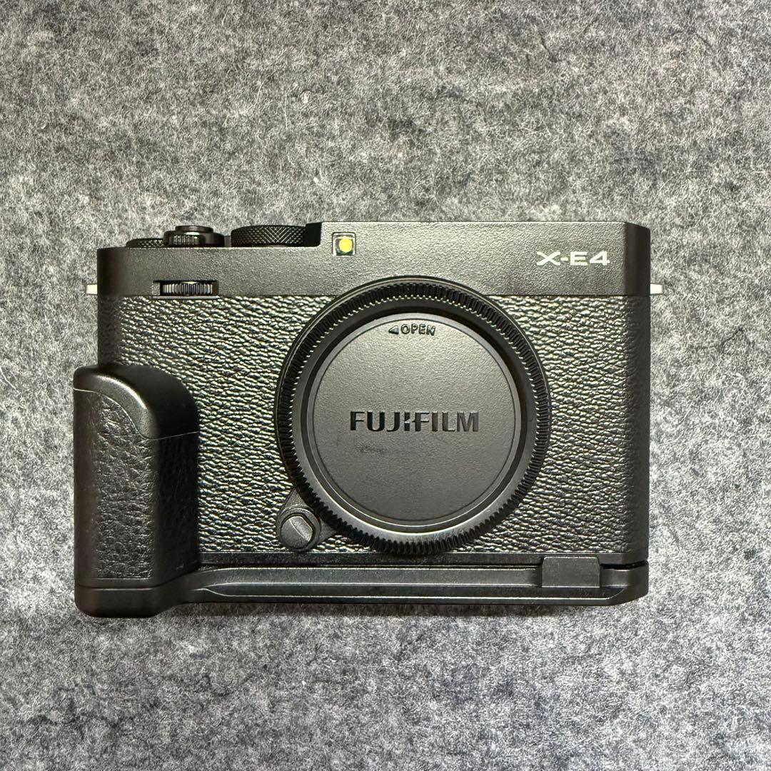 FUJIFILM X-E4 本体(純正サムレスト、サードパーティグリップ付き)
