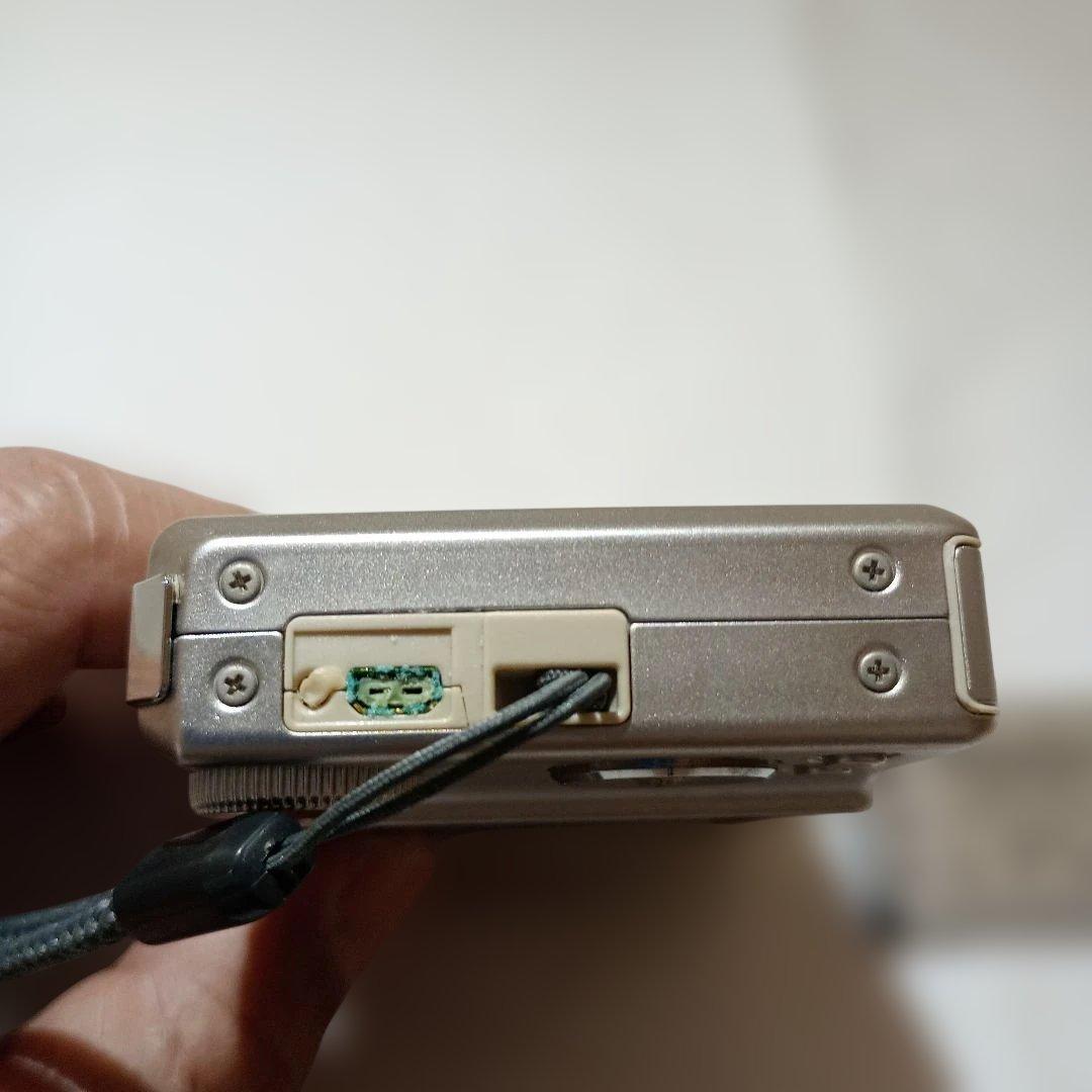 デジカメ　コンデジOLYMPUS オリンパス FE-220D シルバー　中古