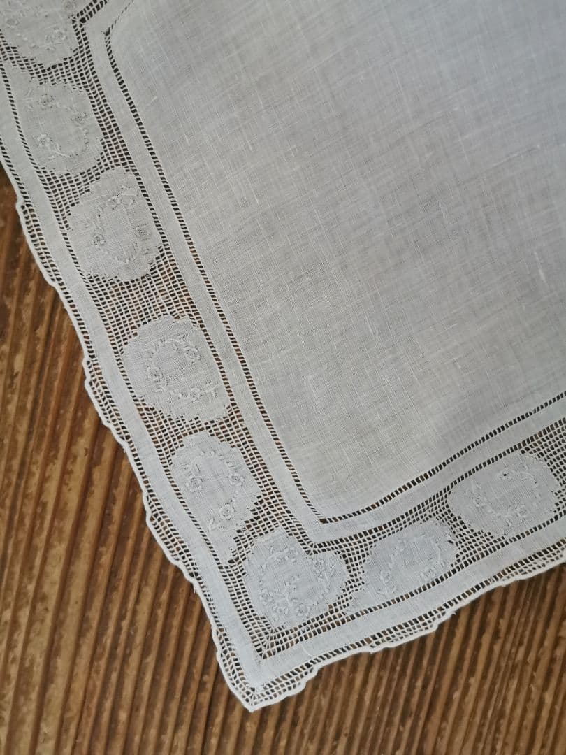 ヴィンテージ 汕頭刺繍 or スイスアペンツェル刺繍 梯子&薔薇刺繍 ハンカチ