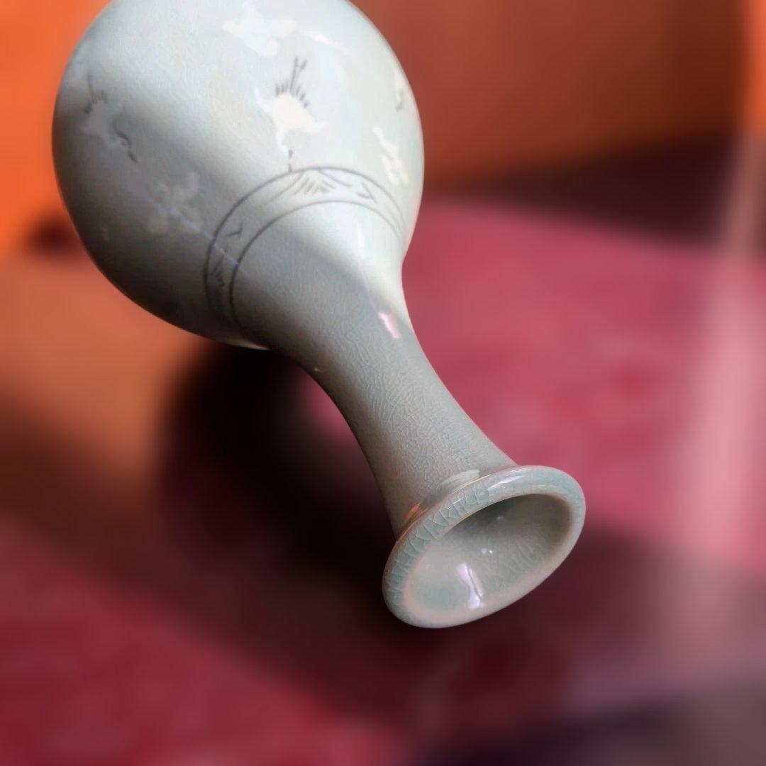 淡い緑色の鶴絵陶器花瓶
