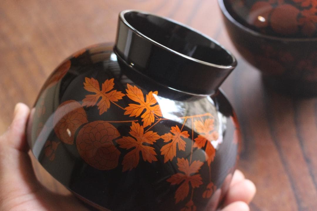 デッドストック！上質黒漆に極上白檀菊蒔絵の映える大椀2点（検山中塗白檀塗煮物椀
