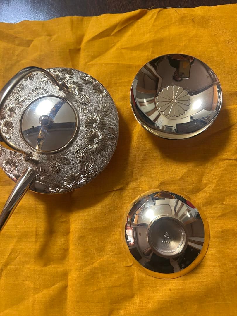 金メッキの茶器セット 記念品画像の酒器セット（銚子と盃）は、「勲五等瑞宝章」
