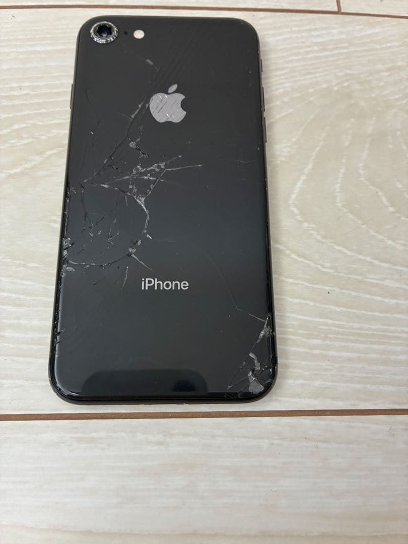 ジャンク品　Apple iPhone 8 ブラック 背面ひびあり　カメラ割れ