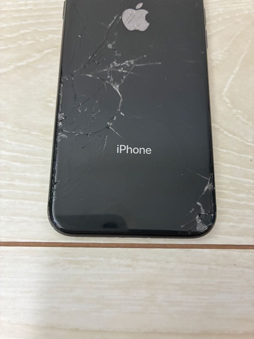 ジャンク品　Apple iPhone 8 ブラック 背面ひびあり　カメラ割れ