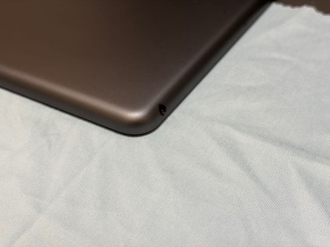 iPad 第8世代 Wi-Fi 128GB シルバー（外箱、純正充電器付）