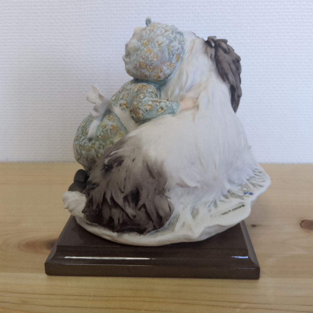 犬と少女の陶器フィギュア