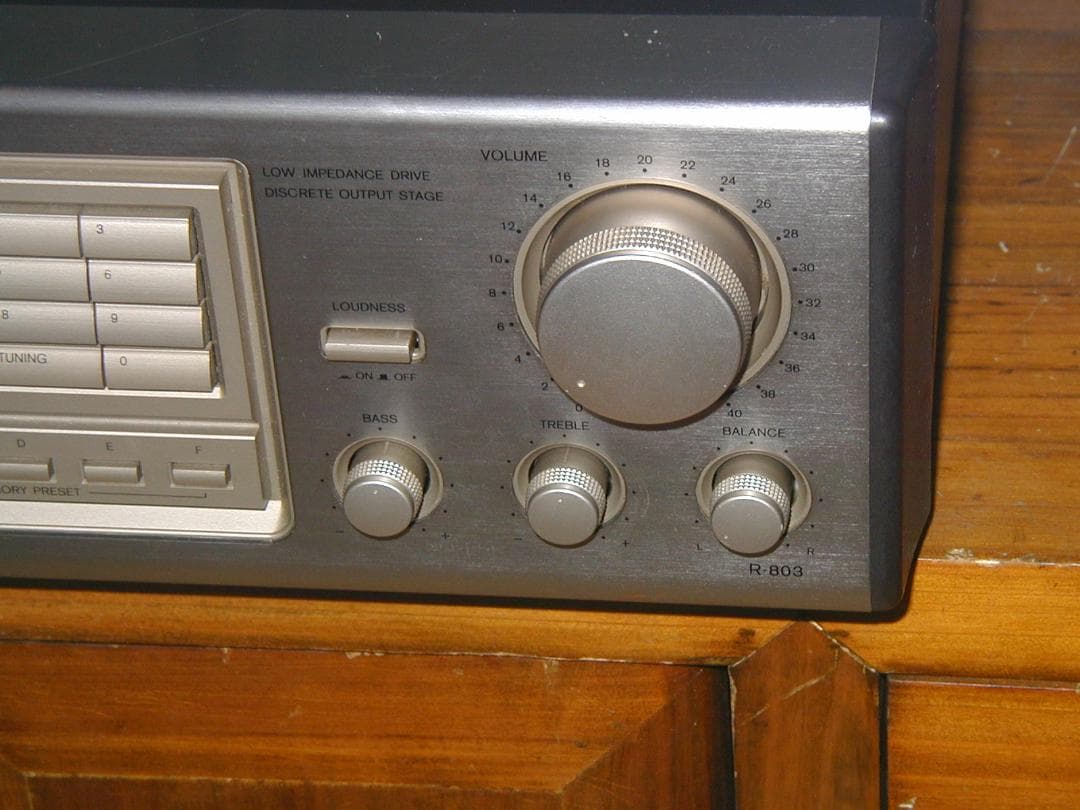 ONKYO R-803 チューナーアンプ。￥45,000少々難あり使用可能