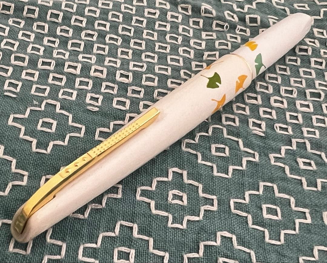 万年筆　プラチナ(イチョウの葉柄) ペン先 18K 細字　軟