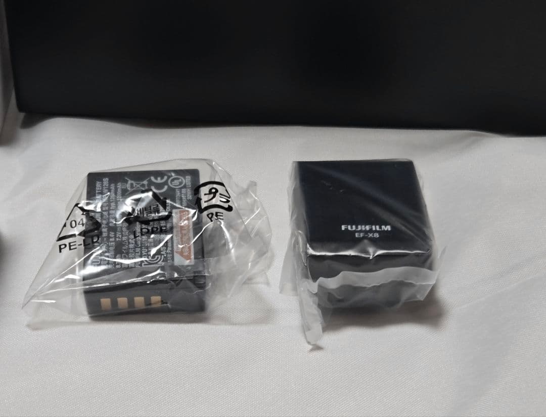 FUJIFILM X-T3 、グリップ、ケース付き、[シャッター回数２回]新同！