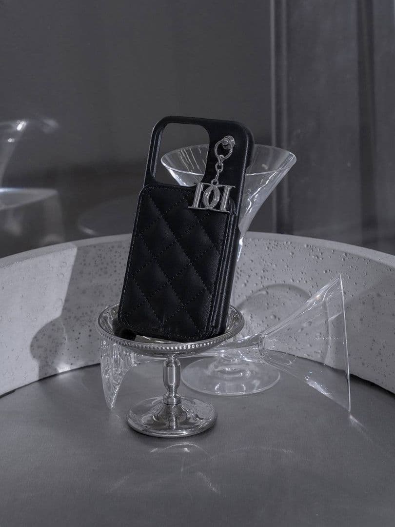 ダーリッチ キルティングミラーDDチャームiPhoneケース 16 新品