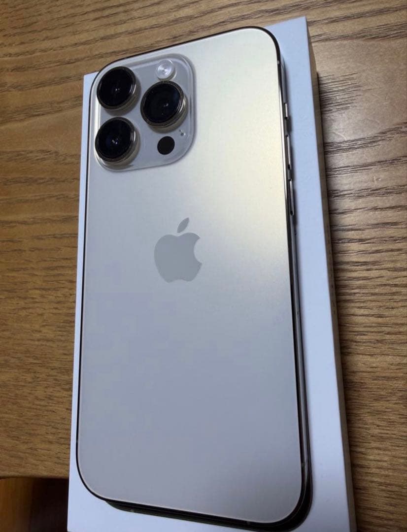 Apple iPhone 14 Pro 本体　画面上部割れ