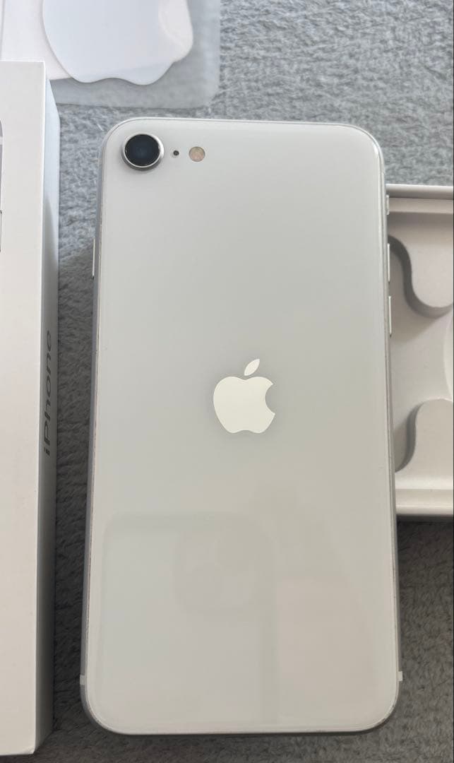 Apple iPhone SE (第2世代) ホワイト 本体