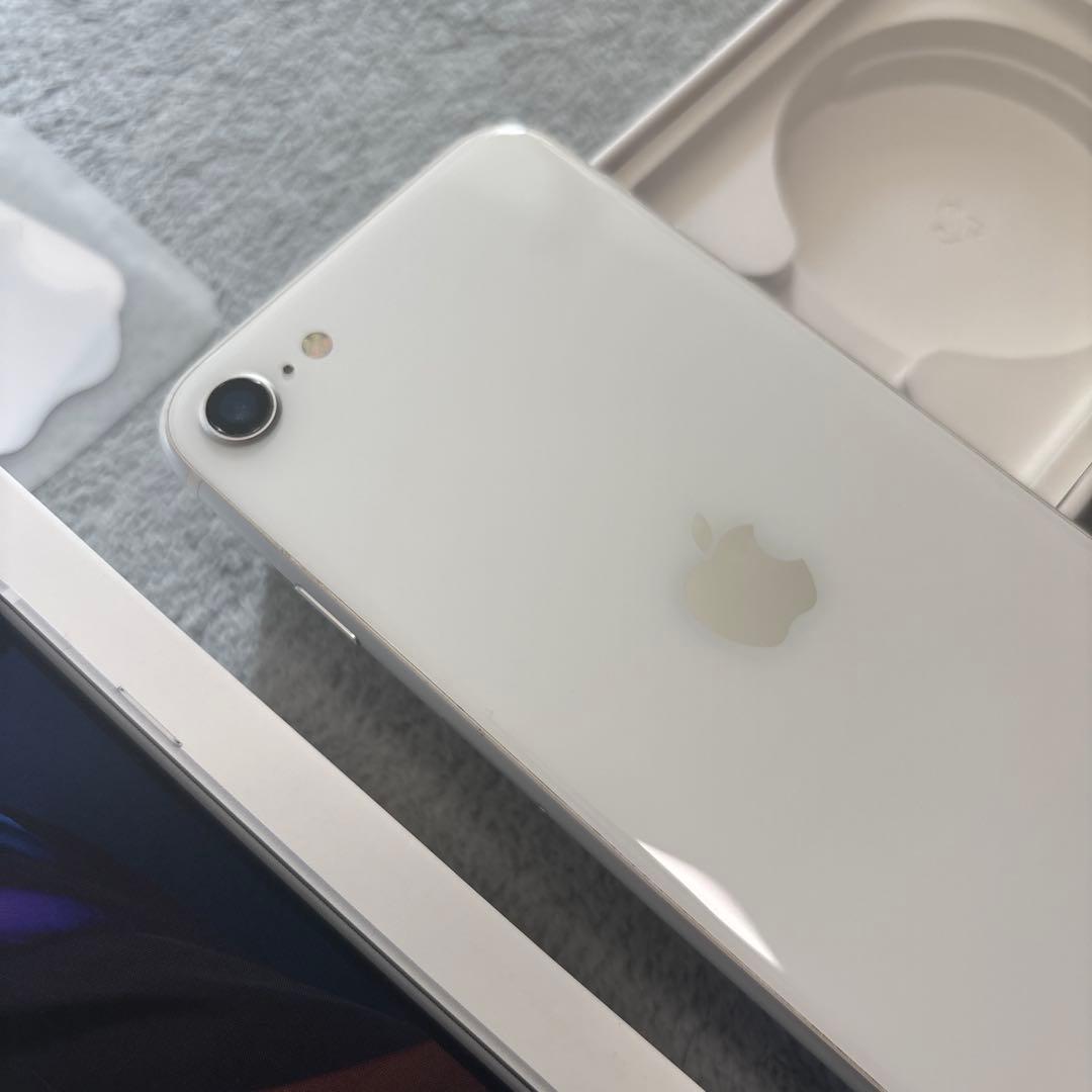 Apple iPhone SE (第2世代) ホワイト 本体