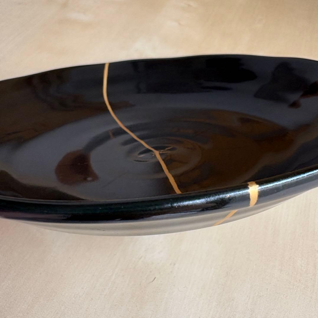 KINTSUGI　金継ぎ修復済　伝統金継ぎ　平皿 　黒い陶器皿