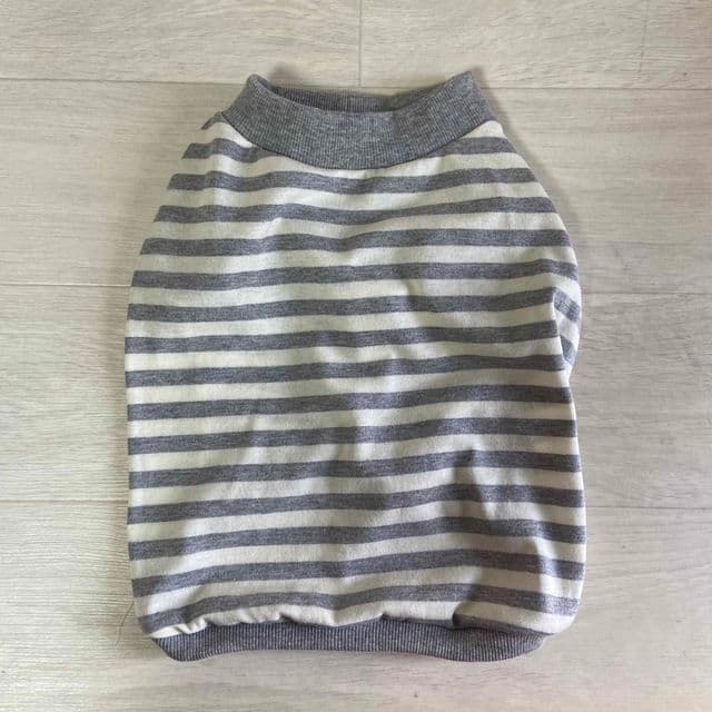 グレーとホワイトのストライプ犬服
