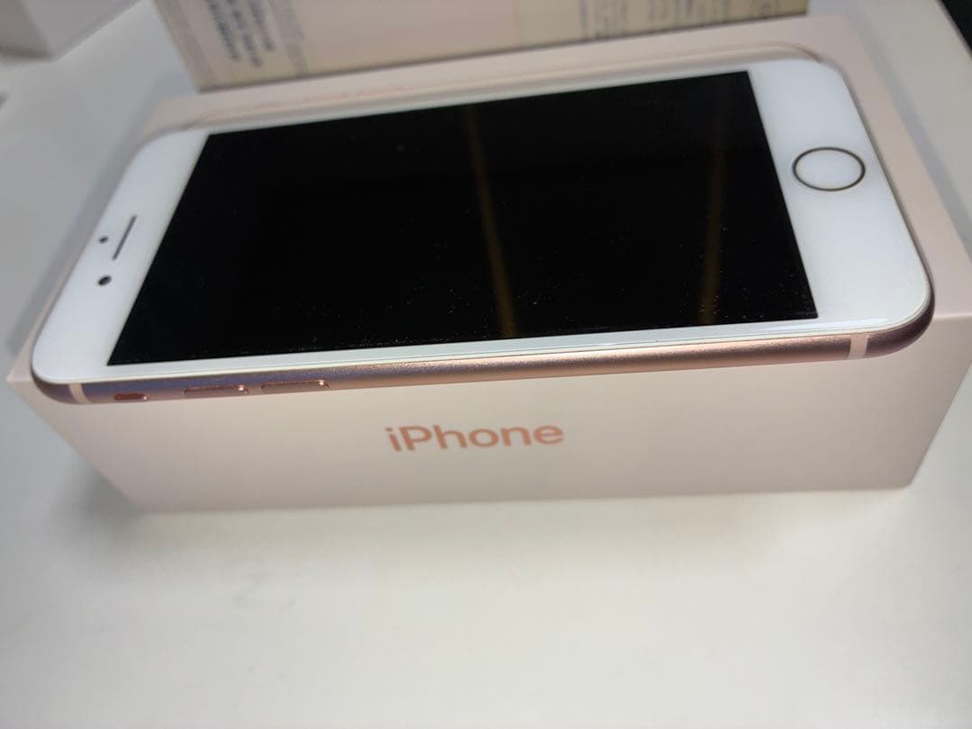 iPhone 8 本体　ゴールド