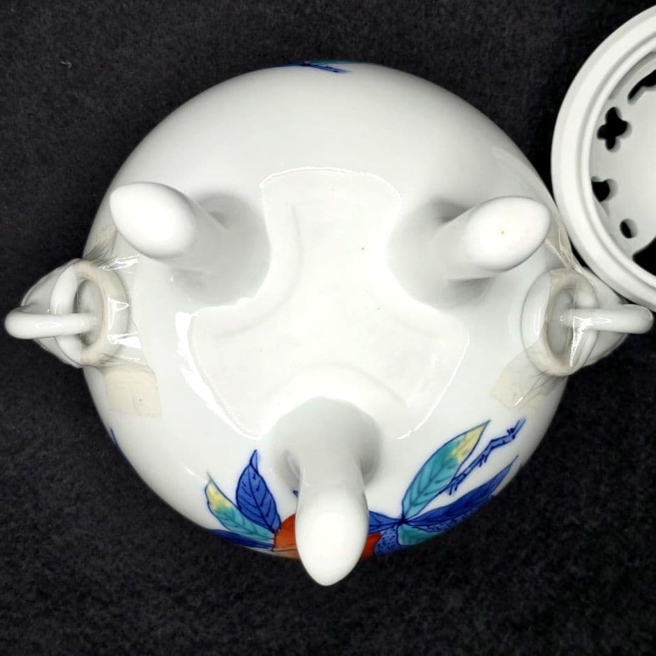 【未使用】鍋島焼 大秀窯 香炉 色絵 草花文 透かし 遊環双耳 三足 獅子掴み